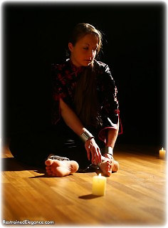 Bondage photo pic picture Pling barefoot, satin, shackles, silk, leg irons, chinese dress, metal bondage