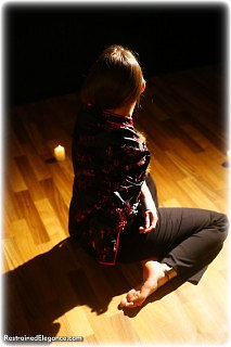 Bondage photo pic picture Pling barefoot, satin, shackles, silk, leg irons, chinese dress, metal bondage